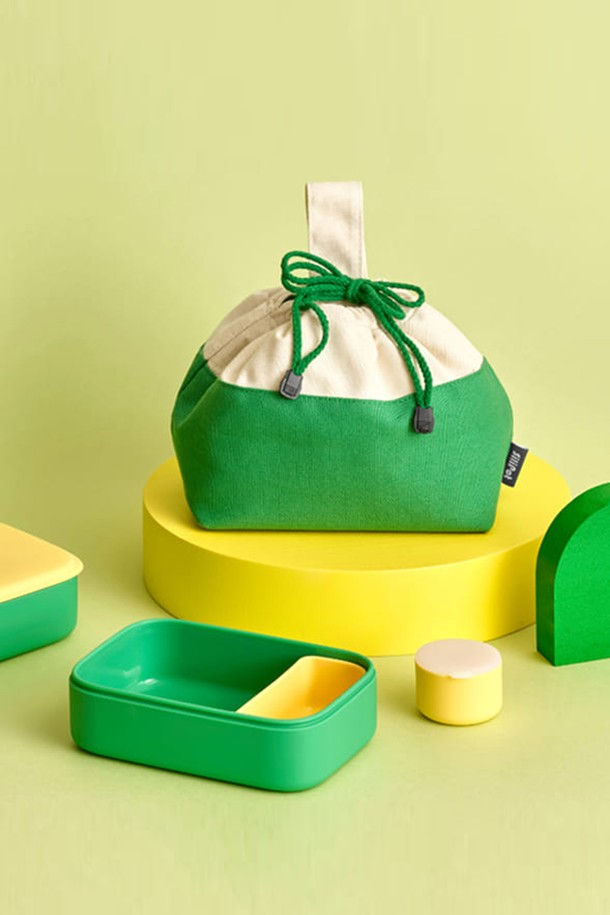 [실리팟] 도시락가방은 면 소재로 제작되어 부드러운 질감을 자랑하며, Yellow, Green, Orange, Purple 등 다채로운 색상으로 출시되어 도시락의 개성을 더합니다. 보온 및 단열 기능을 갖춘 사각 디자인의 가방으로, 외부와 내부 사이에 단열재를 내장하여 음식의 신선도를 오래 유지시켜 줍니다. 조임용 끈과 리본 장식으로 실용성과 디자인을 모두 잡았으며, 휴대성을 높여 언제 어디서든 편리하게 사용할 수 있습니다.
