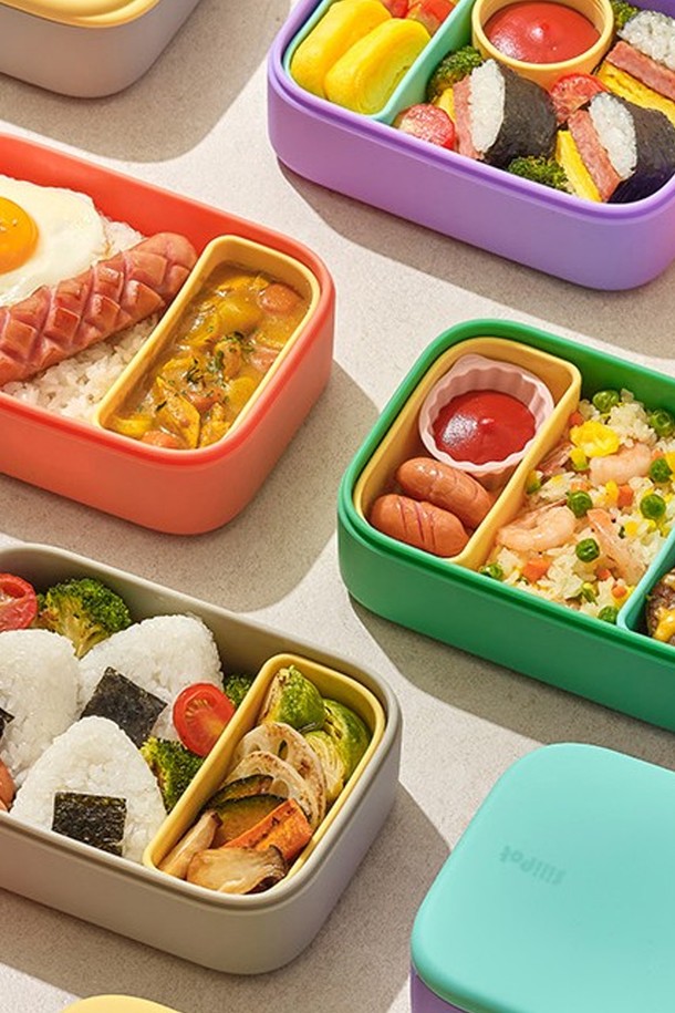[실리팟] 투 고 런치박스는 프리미엄 플래티넘 실리콘 소재로 제작되어 -40°C부터 240°C까지 견디는 뛰어난 내열성을 자랑하며, SGS 안전 인증을 받아 안심하고 사용할 수 있습니다. 전자레인지, 에어프라이어, 식기세척기, 냉동 보관, 열소독까지 가능하며, 모듈형 디자인과 구획 분리 기능으로 더욱 편리하게 식품을 보관할 수 있습니다. 에코 그레이, 포레스트 그린, 코랄 핑크, 아주르 퍼플의 감각적인 4가지 색상으로 출시되었으며, 650ml 용량과 소스 용기 포함으로 균형 잡힌 식단을 간편하게 즐길 수 있습니다.

