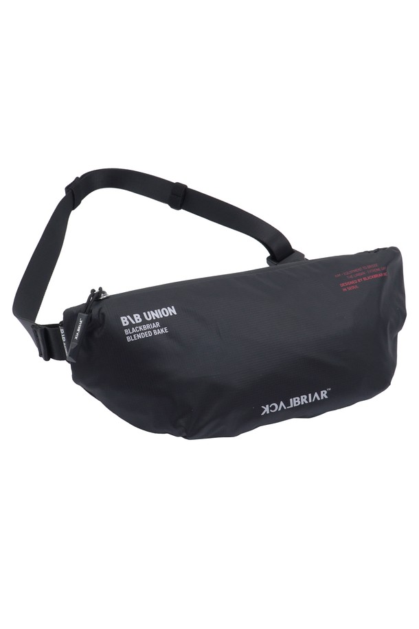 **라이트 웨이스트백 애쉬 블랙**은 가볍고 튼튼한 폴리에스테르 100% 소재로 제작된 남성용 웨이스트백입니다. 330 x 160mm의 미디엄 사이즈에 무지 패턴의 사각 디자인으로, 120g의 가벼운 무게와 방수 기능을 갖춰 스노우스포츠, 여행, 일상 등 다양한 용도로 활용 가능합니다. 지퍼형 잠금 방식으로 내용물을 안전하게 보관하며, 내부 및 외부 모두 폴리에스테르 100%를 사용하여 내구성을 높였습니다.
