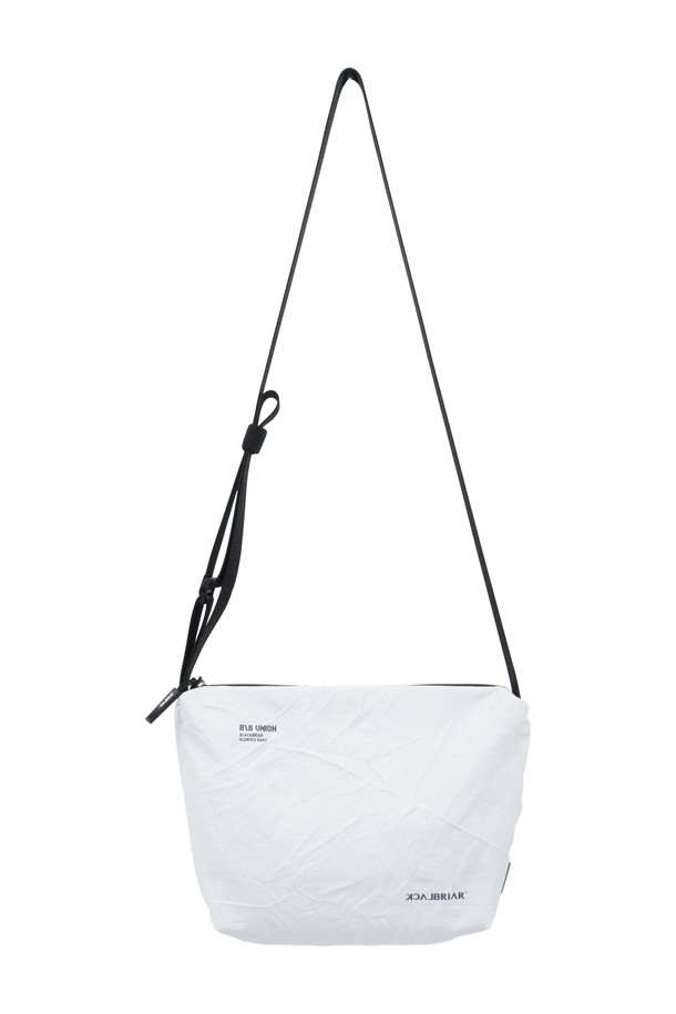 **라이트 크로스백 미디엄 애쉬 화이트**는 가볍고 실용적인 디자인의 남성용 크로스백입니다. 나일론과 폴리에스테르 소재로 제작되어 내구성이 뛰어나며, 애쉬 화이트 색상과 무지 패턴으로 미니멀한 스타일을 연출합니다. 150g의 가벼운 무게로 스포츠, 일상, 여행 등 다양한 TPO에 활용 가능하며, 익스트림 스포츠용으로도 적합합니다. 사각 형태로 넉넉한 수납공간을 제공하며, 지퍼형 잠금 방식으로 내용물을 안전하게 보호합니다.
