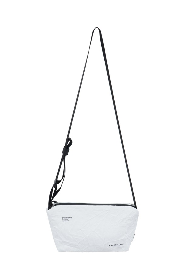 X-GAMES 라이트 크로스백 스몰 애쉬 화이트는 남성을 위한 스포츠용 크로스백입니다. 나일론과 폴리에스테르 소재로 제작되었으며, 스노우스포츠, 여행, 일상에서 활용하기 좋은 수납 기능을 갖춘 사각 디자인입니다. 지퍼형 잠금 방식으로 내용물을 안전하게 보관하며, 무지 패턴의 화이트 컬러로 깔끔하고 세련된 느낌을 줍니다.
