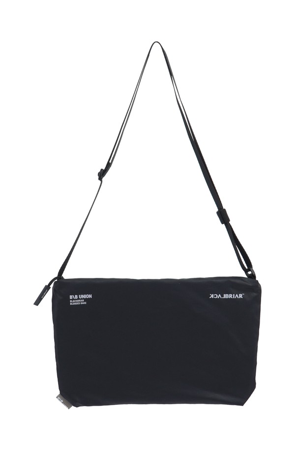 남성 고객을 위한 라이트 크로스 플랫백 미디움 애쉬 블랙입니다. 미디움 사이즈의 사각 디자인 크로스백으로, 플랫백 스타일과 지퍼형 잠금 방식을 갖추고 있습니다. 숄더 스트랩이 있어 편리하게 착용 가능하며, 무지 디자인의 블랙 컬러로 어떤 스타일에도 잘 어울립니다.
