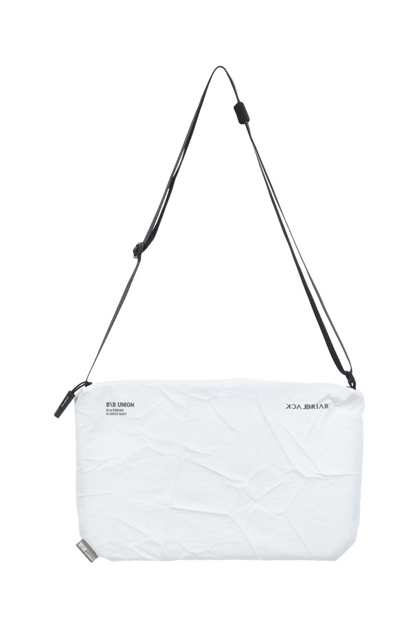 남성용 라이트 크로스 플랫백 미디움 애쉬 화이트 크로스백입니다. 가볍고 튼튼한 나일론과 폴리에스테르 소재로 제작되었으며, 사각 형태에 지퍼형 잠금 방식으로 안전하게 소지품을 보관할 수 있습니다. 일상, 스포츠 활동에 적합하며, 특히 익스트림 스포츠에 특화된 실용적인 디자인으로 보호와 이동성을 고려하여 설계되었습니다.
