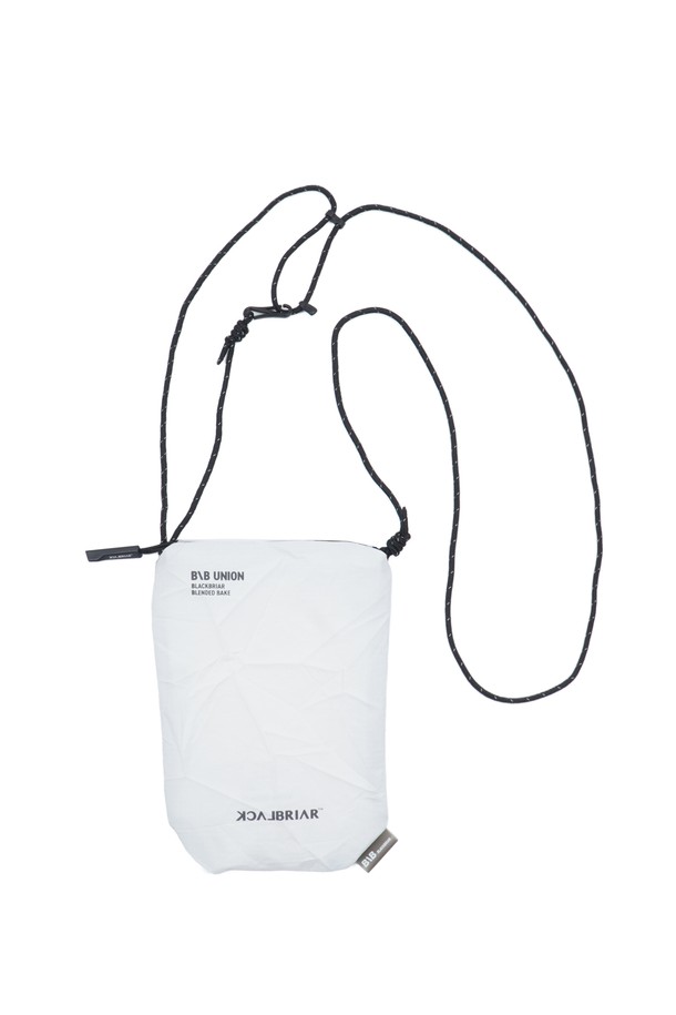 라이트 크로스 플랫백 미니 애쉬 화이트는 남성을 위한 미니 사이즈 가방입니다. 20g의 가벼운 무게와 나일론, 폴리에스테르 소재로 제작되어 경량, 보호, 이동성을 제공하며, 스노우스포츠, 일상, 여행 등 다양한 용도로 활용 가능합니다. X-GAMES 선정 제품으로, 프로 선수와의 협업을 통해 개발되었으며 사각 형태에 무지 디자인이 특징입니다.
