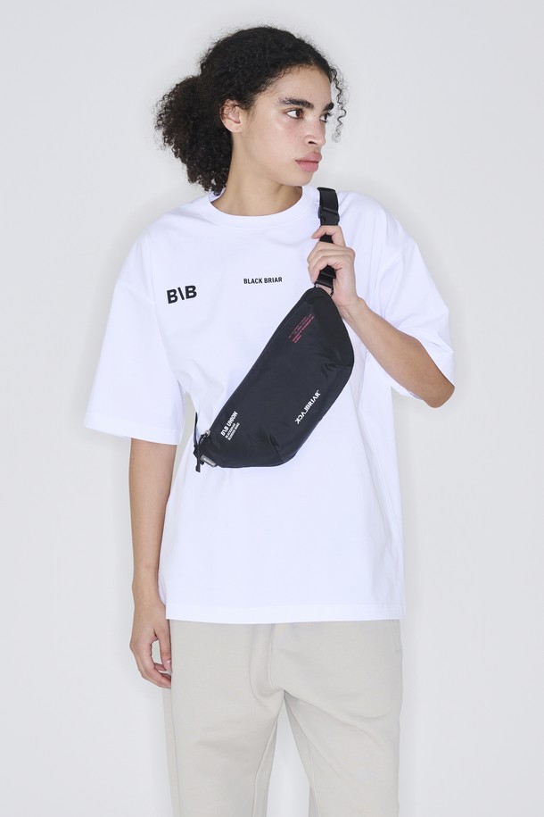 **라이트 웨이스트백 애쉬 블랙**은 가볍고 튼튼한 폴리에스테르 100% 소재로 제작된 남성용 웨이스트백입니다. 330 x 160mm의 미디엄 사이즈에 무지 패턴의 사각 디자인으로, 120g의 가벼운 무게와 방수 기능을 갖춰 스노우스포츠, 여행, 일상 등 다양한 용도로 활용 가능합니다. 지퍼형 잠금 방식으로 내용물을 안전하게 보관하며, 내부 및 외부 모두 폴리에스테르 100%를 사용하여 내구성을 높였습니다.
