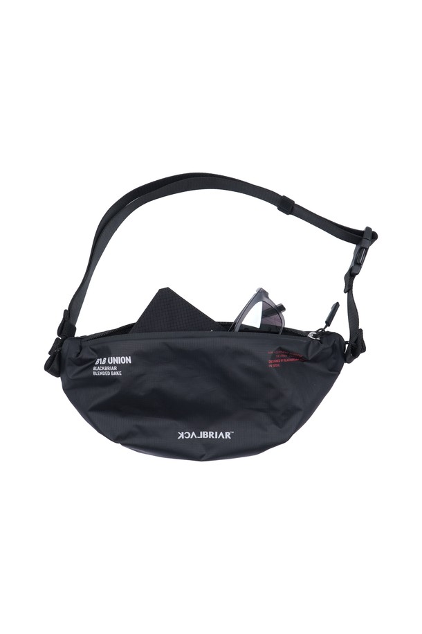 "라이트 웨이스트백 애쉬 화이트"는 남성을 위해 디자인된 미디엄 사이즈의 사각 웨이스트백입니다. 나일론과 폴리에스테르 소재로 제작되어 가볍고(120g) 경량 기능을 갖춰 스포츠, 여행, 일상에서 폭넓게 활용 가능합니다. 지퍼형 잠금 방식으로 내용물을 안전하게 보호하며, 익스트림 스포츠 선수들과 협업하여 디자인되었고 X-GAMES에서 선정된 전문적인 스포츠 장비 캐리어입니다.
