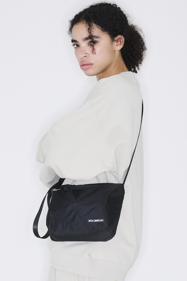 **라이트 크로스백 미디엄 애쉬 화이트**는 가볍고 실용적인 디자인의 남성용 크로스백입니다. 나일론과 폴리에스테르 소재로 제작되어 내구성이 뛰어나며, 애쉬 화이트 색상과 무지 패턴으로 미니멀한 스타일을 연출합니다. 150g의 가벼운 무게로 스포츠, 일상, 여행 등 다양한 TPO에 활용 가능하며, 익스트림 스포츠용으로도 적합합니다. 사각 형태로 넉넉한 수납공간을 제공하며, 지퍼형 잠금 방식으로 내용물을 안전하게 보호합니다.
