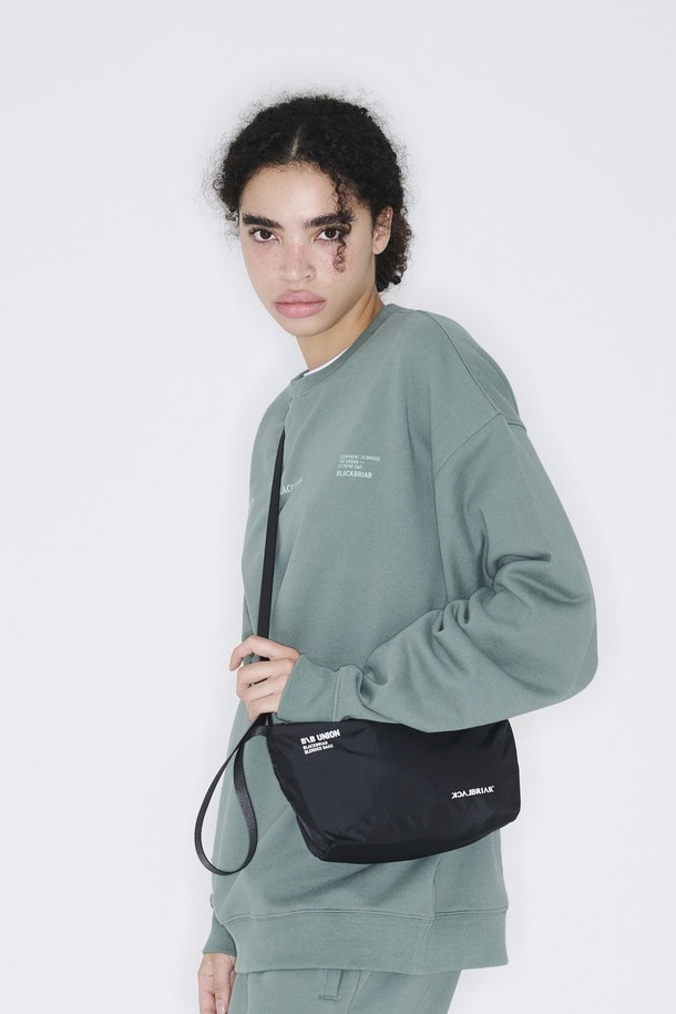 X-GAMES 라이트 크로스백 스몰 애쉬 화이트는 남성을 위한 스포츠용 크로스백입니다. 나일론과 폴리에스테르 소재로 제작되었으며, 스노우스포츠, 여행, 일상에서 활용하기 좋은 수납 기능을 갖춘 사각 디자인입니다. 지퍼형 잠금 방식으로 내용물을 안전하게 보관하며, 무지 패턴의 화이트 컬러로 깔끔하고 세련된 느낌을 줍니다.
