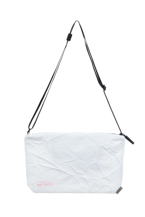 남성용 라이트 크로스 플랫백 미디움 애쉬 화이트 크로스백입니다. 가볍고 튼튼한 나일론과 폴리에스테르 소재로 제작되었으며, 사각 형태에 지퍼형 잠금 방식으로 안전하게 소지품을 보관할 수 있습니다. 일상, 스포츠 활동에 적합하며, 특히 익스트림 스포츠에 특화된 실용적인 디자인으로 보호와 이동성을 고려하여 설계되었습니다.
