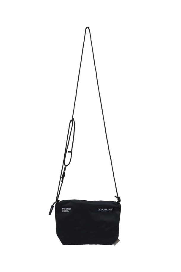 라이트 크로스 플랫백 스몰 애쉬 블랙은 가볍고 실용적인 디자인의 남성용 크로스백입니다. 블랙 색상의 무지 디자인에 폴리에스테르 소재를 사용하여 제작되었으며, 플랫백 형태로 깔끔한 외관을 자랑합니다. 지퍼형 잠금 방식으로 소지품을 안전하게 보관할 수 있으며, 스몰 사이즈로 일상, 여행, 스포츠 등 다양한 용도로 활용하기 좋습니다. 초경량 설계와 보호 기능 강화, 이동성을 강조하여 여행룩, 미니멀, 캐주얼, 시티보이 스타일을 즐기는 분들께 적합합니다.
