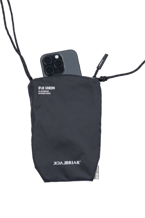 X-GAMES 콜라보레이션으로 탄생한 라이트 크로스 플랫백 미니 애쉬 블랙은 프로 스노우보더의 영향을 받아 디자인된 남성용 크로스백입니다. 가볍고 튼튼한 폴리에스테르 소재에 무지 디자인으로 어떤 스타일에도 잘 어울리며, 135 x 200mm의 미니 사이즈로 스포츠 활동이나 일상에서 간편하게 사용하기 좋습니다. 단 20g의 초경량 무게를 자랑하여 활동성을 높였으며, 사각형 디자인으로 수납 효율성을 더했습니다.
