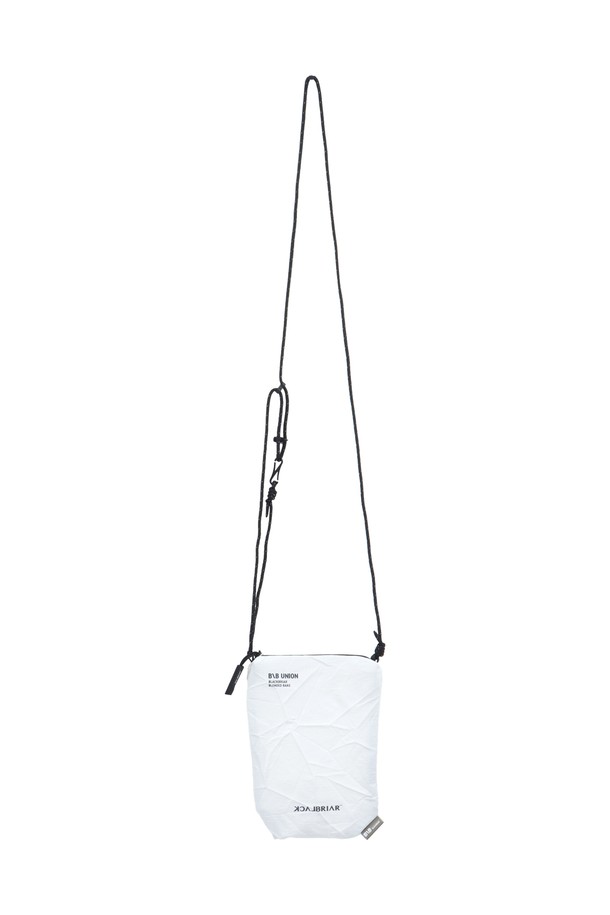 라이트 크로스 플랫백 미니 애쉬 화이트는 남성을 위한 미니 사이즈 가방입니다. 20g의 가벼운 무게와 나일론, 폴리에스테르 소재로 제작되어 경량, 보호, 이동성을 제공하며, 스노우스포츠, 일상, 여행 등 다양한 용도로 활용 가능합니다. X-GAMES 선정 제품으로, 프로 선수와의 협업을 통해 개발되었으며 사각 형태에 무지 디자인이 특징입니다.
