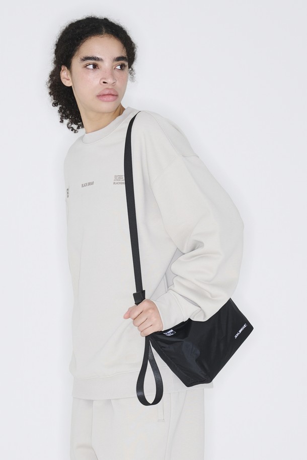 **라이트 크로스백 미디엄 애쉬 화이트**는 가볍고 실용적인 디자인의 남성용 크로스백입니다. 나일론과 폴리에스테르 소재로 제작되어 내구성이 뛰어나며, 애쉬 화이트 색상과 무지 패턴으로 미니멀한 스타일을 연출합니다. 150g의 가벼운 무게로 스포츠, 일상, 여행 등 다양한 TPO에 활용 가능하며, 익스트림 스포츠용으로도 적합합니다. 사각 형태로 넉넉한 수납공간을 제공하며, 지퍼형 잠금 방식으로 내용물을 안전하게 보호합니다.
