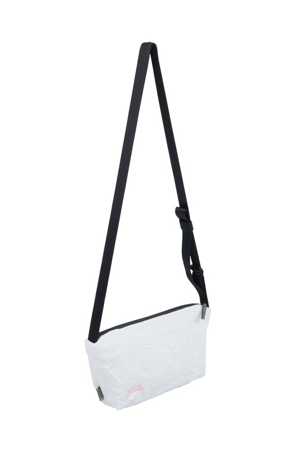 X-GAMES 라이트 크로스백 스몰 애쉬 화이트는 남성을 위한 스포츠용 크로스백입니다. 나일론과 폴리에스테르 소재로 제작되었으며, 스노우스포츠, 여행, 일상에서 활용하기 좋은 수납 기능을 갖춘 사각 디자인입니다. 지퍼형 잠금 방식으로 내용물을 안전하게 보관하며, 무지 패턴의 화이트 컬러로 깔끔하고 세련된 느낌을 줍니다.
