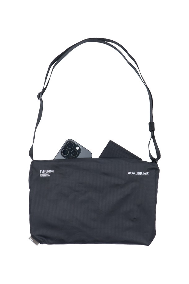 남성 고객을 위한 라이트 크로스 플랫백 미디움 애쉬 블랙입니다. 미디움 사이즈의 사각 디자인 크로스백으로, 플랫백 스타일과 지퍼형 잠금 방식을 갖추고 있습니다. 숄더 스트랩이 있어 편리하게 착용 가능하며, 무지 디자인의 블랙 컬러로 어떤 스타일에도 잘 어울립니다.
