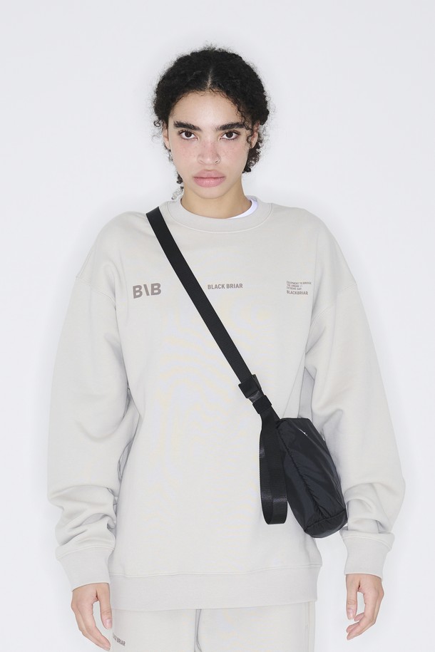 라이트 크로스백 미디움 애쉬 블랙은 가볍고 실용적인 남성용 크로스백입니다. 폴리에스테르 소재로 제작되어 내구성이 뛰어나며, 일상, 여행, 스포츠 등 다양한 용도로 활용 가능합니다. 사각 형태에 무지 디자인으로 미니멀, 캐주얼, 스포티한 스타일을 연출하기 좋습니다. 익스트림 스포츠 장비 운반은 물론, 짐을 안전하게 보호하고 편리하게 휴대할 수 있도록 설계되었습니다. 지퍼형 잠금 방식으로 내용물을 안전하게 보관할 수 있으며, 여행룩에 잘 어울리는 블랙 컬러의 미디움 사이즈 가방입니다.
