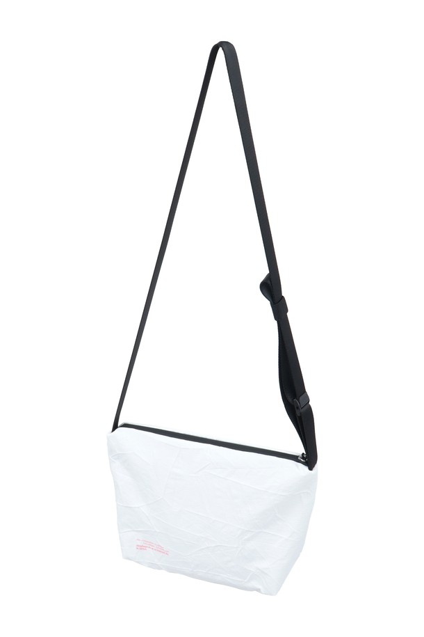 **라이트 크로스백 미디엄 애쉬 화이트**는 가볍고 실용적인 디자인의 남성용 크로스백입니다. 나일론과 폴리에스테르 소재로 제작되어 내구성이 뛰어나며, 애쉬 화이트 색상과 무지 패턴으로 미니멀한 스타일을 연출합니다. 150g의 가벼운 무게로 스포츠, 일상, 여행 등 다양한 TPO에 활용 가능하며, 익스트림 스포츠용으로도 적합합니다. 사각 형태로 넉넉한 수납공간을 제공하며, 지퍼형 잠금 방식으로 내용물을 안전하게 보호합니다.
