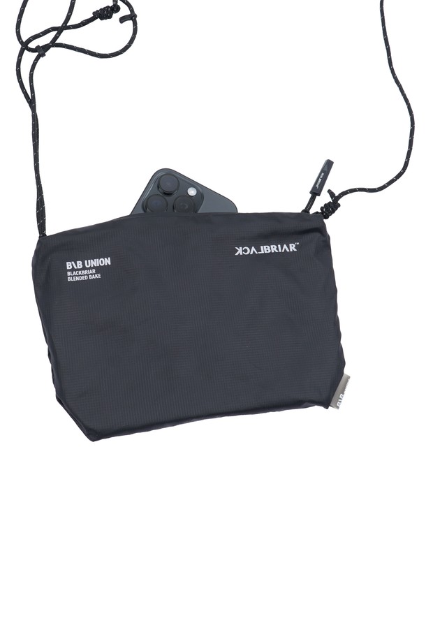 라이트 크로스 플랫백 스몰 애쉬 블랙은 가볍고 실용적인 디자인의 남성용 크로스백입니다. 블랙 색상의 무지 디자인에 폴리에스테르 소재를 사용하여 제작되었으며, 플랫백 형태로 깔끔한 외관을 자랑합니다. 지퍼형 잠금 방식으로 소지품을 안전하게 보관할 수 있으며, 스몰 사이즈로 일상, 여행, 스포츠 등 다양한 용도로 활용하기 좋습니다. 초경량 설계와 보호 기능 강화, 이동성을 강조하여 여행룩, 미니멀, 캐주얼, 시티보이 스타일을 즐기는 분들께 적합합니다.
