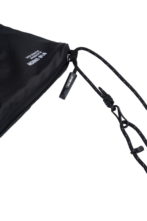 라이트 크로스 플랫백 스몰 애쉬 화이트는 가볍고 실용적인 남성용 크로스백입니다. 나일론과 폴리에스테르 소재로 제작되어 내구성이 뛰어나며, 애쉬 화이트 색상으로 어떤 스타일에도 잘 어울립니다. 스몰 사이즈로 가볍게 휴대하기 좋으며, 스포츠, 일상, 여행 등 다양한 용도로 활용할 수 있습니다. 초경량 50g으로 제작되어 활동성을 높였으며, 미니멀, 스포티, 캐주얼 스타일을 즐기는 분들께 추천합니다. 여행룩에 매치하여 편안하고 스타일리시한 연출이 가능합니다.
