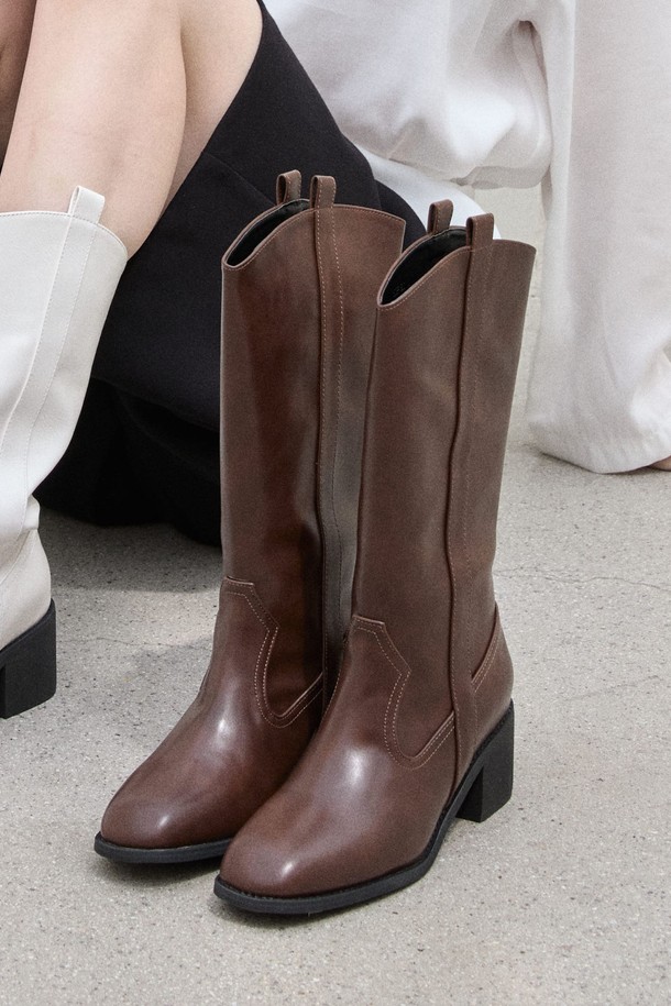 메이 웨스턴 부츠 미들 부츠 5cm -RA8022는 여성스러운 스타일을 연출하는 웨스턴 부츠입니다. 라운드 토 디자인에 5cm 청키힐 굽으로 편안함과 스타일을 동시에 잡았습니다. 브라운, 블랙, 베이지 3가지 색상으로 출시되어 다양한 룩에 매치하기 좋습니다. 합성가죽 소재로 제작되었으며, 미들 부츠 기장과 웨스턴 디테일이 특징입니다. 데이트룩, 카페룩, 출근룩 등 다양한 TPO에 클래식, 미니멀, 캐주얼 스타일을 더해보세요.
