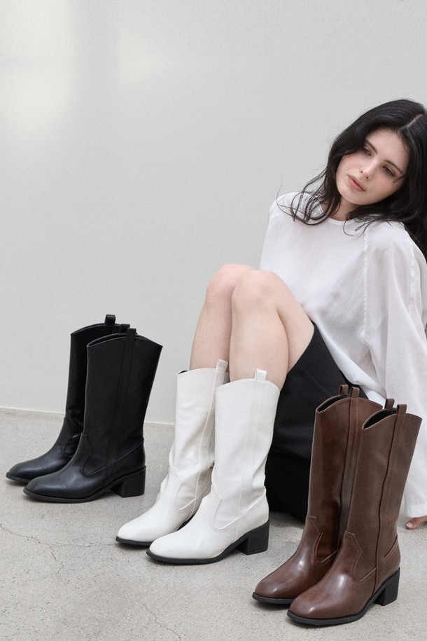 May 웨스턴 부츠 미들 부츠 5cm -RA8022는 여성 고객을 위한 웨스턴 부츠입니다. 라운드 토 디자인에 5.5cm 미들힐 굽으로 제작되어 편안함과 스타일을 동시에 잡았습니다. 가을, 겨울 시즌에 어울리는 이 부츠는 합성가죽과 마이크로파이버 소재로 제작되었으며, 화이트, 브라운, 블랙 3가지 색상으로 만나볼 수 있습니다. 데이트룩, 카페룩, 오피스룩 등 다양한 TPO에 매치하기 좋으며, 클래식, 미니멀, 시크 스타일을 연출하기에 적합합니다. 발볼이 넓은 경우 한 사이즈 크게 주문하는 것을 권장하며, 프리미엄 박스 패키징으로 제공되는 수제작 제품입니다.
