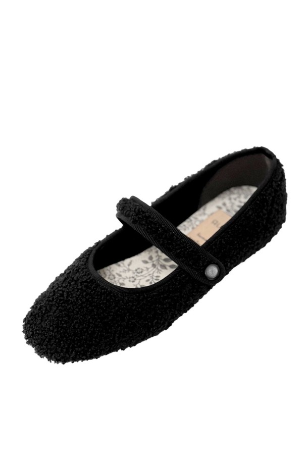 Cecil (세실) 가죽 울 벨벳 메리제인 플랫슈즈 1cm -RA7004는 여성용 메리제인 플랫슈즈입니다. 가죽, 울, 벨벳 소재로 제작되었으며, 라운드 토우 디자인에 1cm 굽 높이로 편안함을 더했습니다. 블랙, 화이트, 베이지, 브라운, 그레이, 레드, 네이비 7가지 컬러로 출시되어, 데이트룩, 출근룩, 모임룩 등 다양한 TPO에 활용 가능합니다. 클래식, 미니멀, 걸리시 스타일을 즐겨 입는 분들께 추천하며, 메리제인 스트랩 디테일이 특징입니다.
