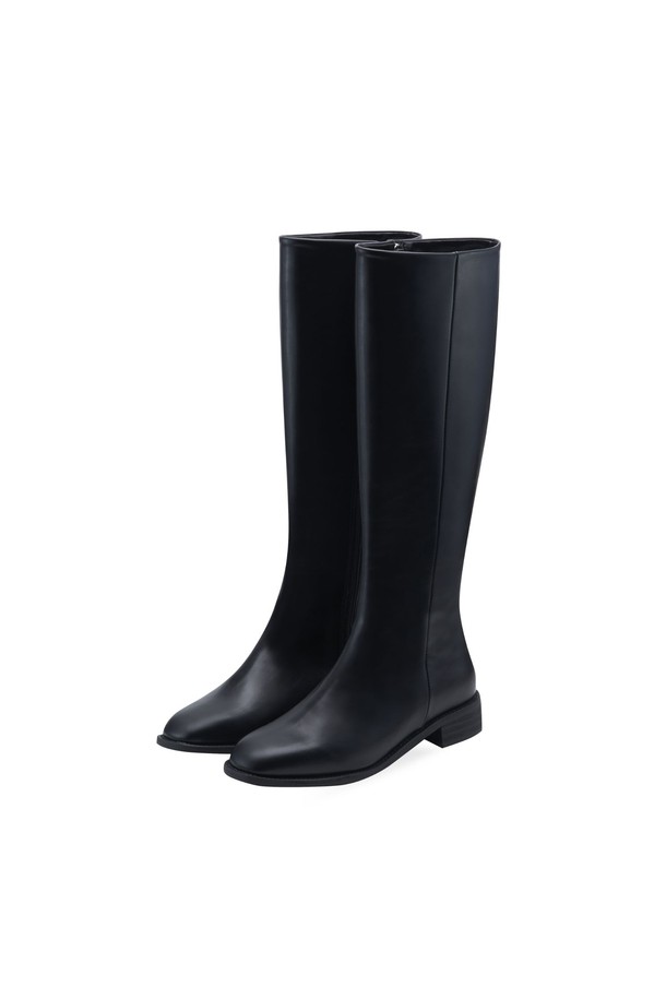 "Ciera 라이딩 롱부츠 3cm -QA8034"는 여성들을 위한 세련된 롱부츠입니다. 아이보리, 브라운, 블랙 세 가지 색상으로 출시되어 다양한 스타일에 매치하기 용이합니다. 스퀘어 토 디자인과 3cm 로우힐 굽은 편안함과 트렌디함을 동시에 선사하며, 합성가죽 소재로 제작되었습니다. 옆면 지퍼로 쉽게 신고 벗을 수 있으며, 무지 패턴과 기본적이고 트렌디한 디자인으로 데이트룩, 카페룩, 모임룩 등 다양한 TPO에 활용 가능합니다. 클래식, 미니멀, 캐주얼 스타일을 즐겨 입는 분들께 추천합니다.
