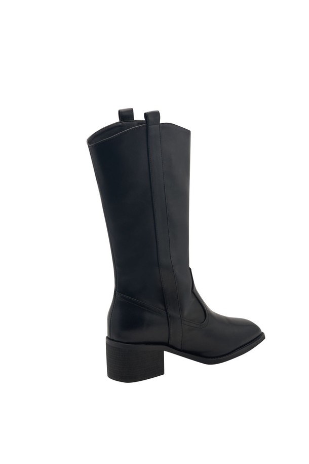 메이 웨스턴 부츠 미들 부츠 5cm - RA8022는 여성스러운 스타일을 완성하는 미들 컷 부츠입니다. 스퀘어토 디자인과 5.5cm 우드힐이 다리 라인을 더욱 돋보이게 합니다. 블랙, 브라운, 화이트 3가지 색상으로 출시되어, 데이트룩, 카페룩, 오피스룩 등 다양한 TPO에 매치하기 좋습니다. 부드러운 합성가죽 소재와 핸드메이드 제작으로 편안한 착용감을 제공하며, 슬립온 방식으로 간편하게 신을 수 있습니다. 클래식, 미니멀, 시크 스타일을 즐기는 분들께 추천합니다.
