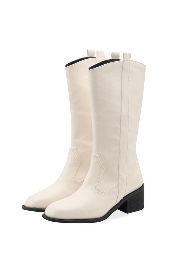 May 웨스턴 부츠 미들 부츠 5cm -RA8022는 여성 고객을 위한 웨스턴 부츠입니다. 라운드 토 디자인에 5.5cm 미들힐 굽으로 제작되어 편안함과 스타일을 동시에 잡았습니다. 가을, 겨울 시즌에 어울리는 이 부츠는 합성가죽과 마이크로파이버 소재로 제작되었으며, 화이트, 브라운, 블랙 3가지 색상으로 만나볼 수 있습니다. 데이트룩, 카페룩, 오피스룩 등 다양한 TPO에 매치하기 좋으며, 클래식, 미니멀, 시크 스타일을 연출하기에 적합합니다. 발볼이 넓은 경우 한 사이즈 크게 주문하는 것을 권장하며, 프리미엄 박스 패키징으로 제공되는 수제작 제품입니다.
