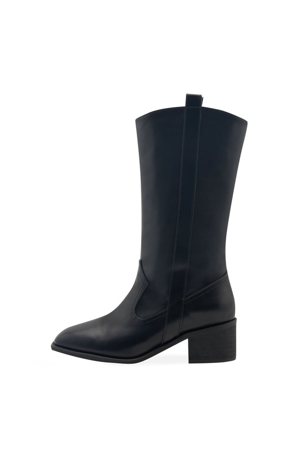 메이 웨스턴 부츠 미들 부츠 5cm - RA8022는 여성스러운 스타일을 완성하는 미들 컷 부츠입니다. 스퀘어토 디자인과 5.5cm 우드힐이 다리 라인을 더욱 돋보이게 합니다. 블랙, 브라운, 화이트 3가지 색상으로 출시되어, 데이트룩, 카페룩, 오피스룩 등 다양한 TPO에 매치하기 좋습니다. 부드러운 합성가죽 소재와 핸드메이드 제작으로 편안한 착용감을 제공하며, 슬립온 방식으로 간편하게 신을 수 있습니다. 클래식, 미니멀, 시크 스타일을 즐기는 분들께 추천합니다.
