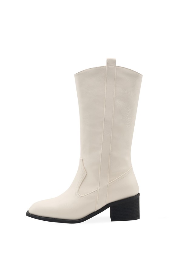 May 웨스턴 부츠 미들 부츠 5cm -RA8022는 여성 고객을 위한 웨스턴 부츠입니다. 라운드 토 디자인에 5.5cm 미들힐 굽으로 제작되어 편안함과 스타일을 동시에 잡았습니다. 가을, 겨울 시즌에 어울리는 이 부츠는 합성가죽과 마이크로파이버 소재로 제작되었으며, 화이트, 브라운, 블랙 3가지 색상으로 만나볼 수 있습니다. 데이트룩, 카페룩, 오피스룩 등 다양한 TPO에 매치하기 좋으며, 클래식, 미니멀, 시크 스타일을 연출하기에 적합합니다. 발볼이 넓은 경우 한 사이즈 크게 주문하는 것을 권장하며, 프리미엄 박스 패키징으로 제공되는 수제작 제품입니다.
