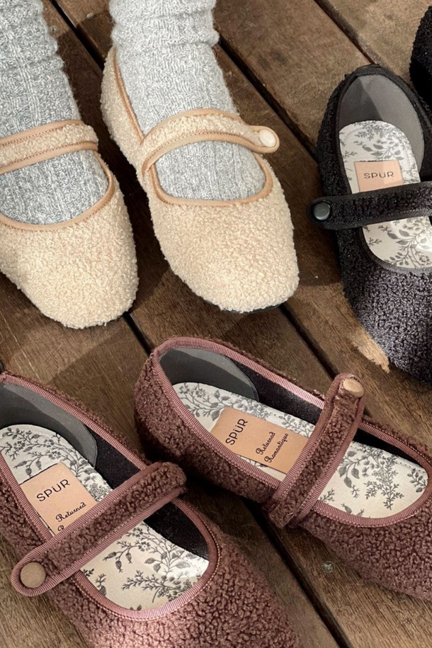 Cecil(세실) 가죽 울 벨벳 메리제인 플랫슈즈 1cm -RA7004 (7color)는 여성스러운 데이트룩, 모임룩에 어울리는 플랫 슈즈입니다. 가죽, 울, 벨벳 소재로 제작되어 부드러운 착용감과 고급스러운 분위기를 선사합니다. 굽 높이는 1cm로 편안함을 더했으며, 앞코는 스퀘어, 디자인은 메리제인 스타일로 클래식, 미니멀, 걸리시한 스타일을 연출하기 좋습니다. 베이지 색상에 무지 패턴으로 다양한 스타일에 매치하기 용이하며, 봄, 가을, 겨울 계절에 활용 가능합니다. 스트랩으로 신발 끈을 조절하여 안정감 있는 착용이 가능합니다.
