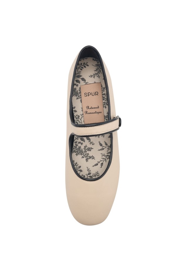 세실(Cecil) 가죽 울 벨벳 메리제인 플랫슈즈 1cm -RA7004는 여성용 신발입니다. 부드러운 가죽, 울, 벨벳 소재로 제작되어 봄, 가을에 착용하기 좋습니다. 라운드 앞코에 스트랩 디자인, 메리제인 탑라인으로 클래식하고 미니멀하며 걸리시한 스타일을 연출합니다. 굽 높이는 1cm의 플랫 타입이며, 베이지 색상을 포함한 7가지 다양한 컬러로 만나보실 수 있습니다. 데이트룩, 모임룩에 포인트를 더해보세요.
