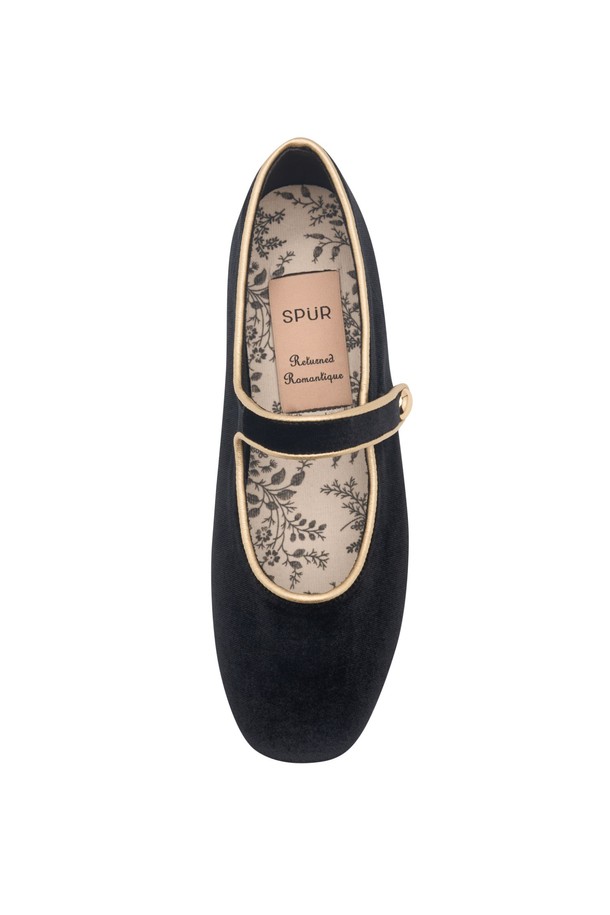 Cecil(세실) 가죽 울 벨벳 메리제인 플랫슈즈 1cm -RA7004(7color)는 여성용 신발로, 클래식, 미니멀, 걸리시 스타일에 어울립니다. 봄, 가을 계절에 적합하며, 데이트룩, 오피스룩, 모임룩 등 다양한 TPO에 활용할 수 있습니다. 블랙 컬러의 스퀘어 앞코 디자인이며, 가죽, 울, 벨벳 소재를 사용하여 고급스러운 느낌을 줍니다. 굽 높이는 1cm의 플랫 슈즈이며, 버클 여밈과 메리제인 스트랩이 특징입니다.
