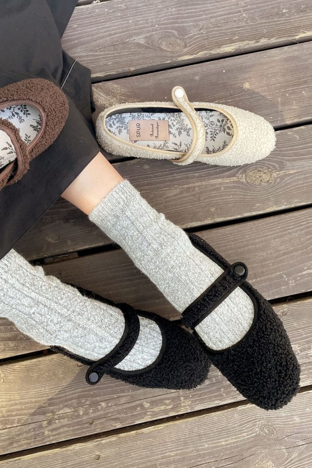 Cecil (세실) 가죽 울 벨벳 메리제인 플랫슈즈 1cm -RA7004는 여성용 메리제인 플랫슈즈입니다. 가죽, 울, 벨벳 소재로 제작되었으며, 라운드 토우 디자인에 1cm 굽 높이로 편안함을 더했습니다. 블랙, 화이트, 베이지, 브라운, 그레이, 레드, 네이비 7가지 컬러로 출시되어, 데이트룩, 출근룩, 모임룩 등 다양한 TPO에 활용 가능합니다. 클래식, 미니멀, 걸리시 스타일을 즐겨 입는 분들께 추천하며, 메리제인 스트랩 디테일이 특징입니다.
