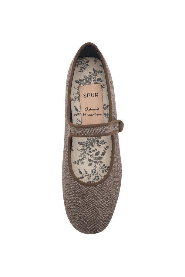 Cecil(세실) 가죽 울 벨벳 메리제인 플랫슈즈 1cm -RA7004는 여성용 메리제인 플랫슈즈입니다. 가죽, 울, 벨벳 소재로 제작되었으며, 라운드 앞코에 1cm 플랫 굽으로 편안함을 선사합니다. 블랙, 브라운, 그레이, 베이지, 네이비, 와인, 카키 7가지 컬러로 제공되며, 메리제인 스트랩 디자인이 특징입니다. 일상, 데이트룩, 오피스룩, 모임룩 등 다양한 TPO에 활용 가능하며, 클래식, 미니멀, 걸리시 스타일을 연출하기 좋습니다. 봄, 가을, 겨울 계절에 착용하기 좋습니다.
