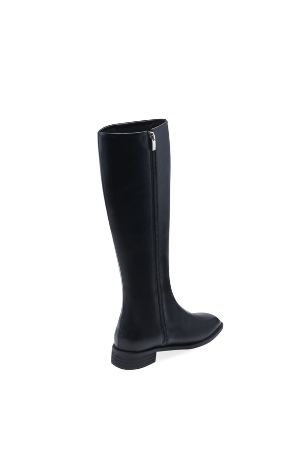 "Ciera 라이딩 롱부츠 3cm -QA8034"는 여성들을 위한 세련된 롱부츠입니다. 아이보리, 브라운, 블랙 세 가지 색상으로 출시되어 다양한 스타일에 매치하기 용이합니다. 스퀘어 토 디자인과 3cm 로우힐 굽은 편안함과 트렌디함을 동시에 선사하며, 합성가죽 소재로 제작되었습니다. 옆면 지퍼로 쉽게 신고 벗을 수 있으며, 무지 패턴과 기본적이고 트렌디한 디자인으로 데이트룩, 카페룩, 모임룩 등 다양한 TPO에 활용 가능합니다. 클래식, 미니멀, 캐주얼 스타일을 즐겨 입는 분들께 추천합니다.
