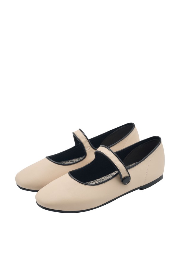 세실(Cecil) 가죽 울 벨벳 메리제인 플랫슈즈 1cm -RA7004는 여성용 신발입니다. 부드러운 가죽, 울, 벨벳 소재로 제작되어 봄, 가을에 착용하기 좋습니다. 라운드 앞코에 스트랩 디자인, 메리제인 탑라인으로 클래식하고 미니멀하며 걸리시한 스타일을 연출합니다. 굽 높이는 1cm의 플랫 타입이며, 베이지 색상을 포함한 7가지 다양한 컬러로 만나보실 수 있습니다. 데이트룩, 모임룩에 포인트를 더해보세요.
