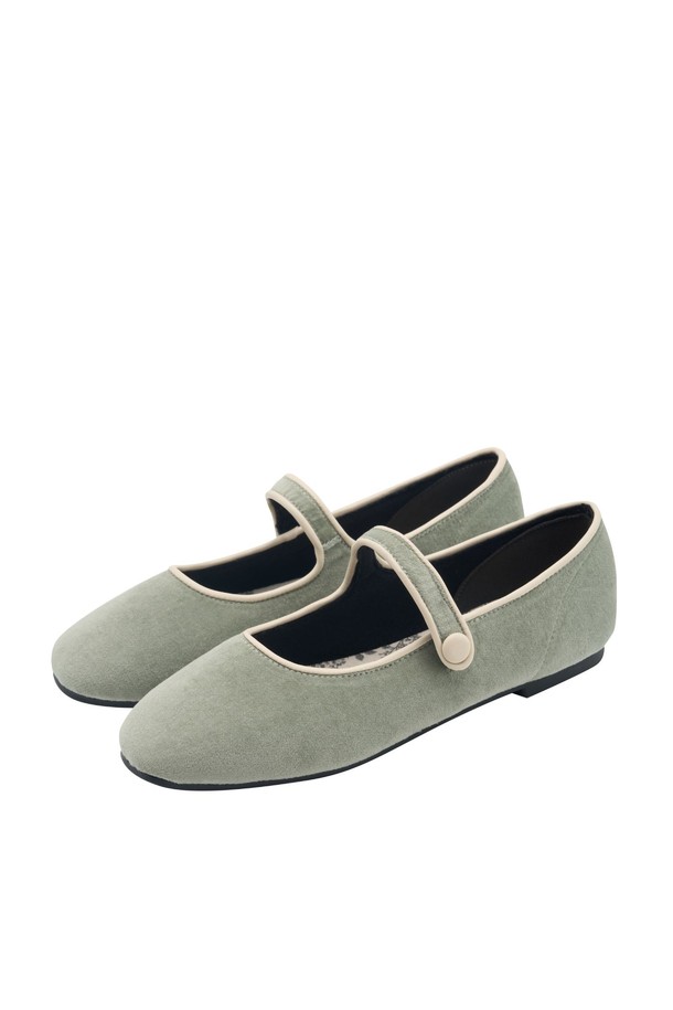 Cecil(세실) 가죽 울 벨벳 메리제인 플랫슈즈 1cm -RA7004는 여성용 신발로, 7가지 다채로운 컬러로 출시되었습니다. 가죽, 울, 벨벳 소재를 사용하여 고급스러운 느낌을 주며, 1cm 플랫 굽으로 편안한 착용감을 선사합니다. 무지 패턴에 스트랩으로 포인트를 더했으며, 메리제인 디자인이 사랑스러운 분위기를 연출합니다. 데이트룩, 모임룩, 출근룩 등 다양한 TPO에 활용 가능하며, 클래식, 미니멀, 걸리시 스타일을 즐겨 입는 분들께 추천합니다.
