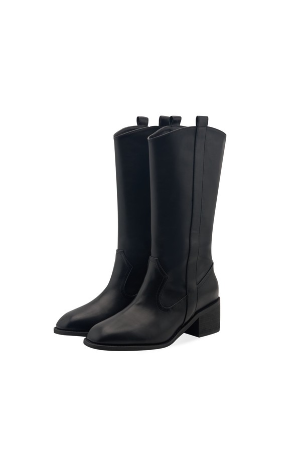 메이 웨스턴 부츠 미들 부츠 5cm - RA8022는 여성스러운 스타일을 완성하는 미들 컷 부츠입니다. 스퀘어토 디자인과 5.5cm 우드힐이 다리 라인을 더욱 돋보이게 합니다. 블랙, 브라운, 화이트 3가지 색상으로 출시되어, 데이트룩, 카페룩, 오피스룩 등 다양한 TPO에 매치하기 좋습니다. 부드러운 합성가죽 소재와 핸드메이드 제작으로 편안한 착용감을 제공하며, 슬립온 방식으로 간편하게 신을 수 있습니다. 클래식, 미니멀, 시크 스타일을 즐기는 분들께 추천합니다.
