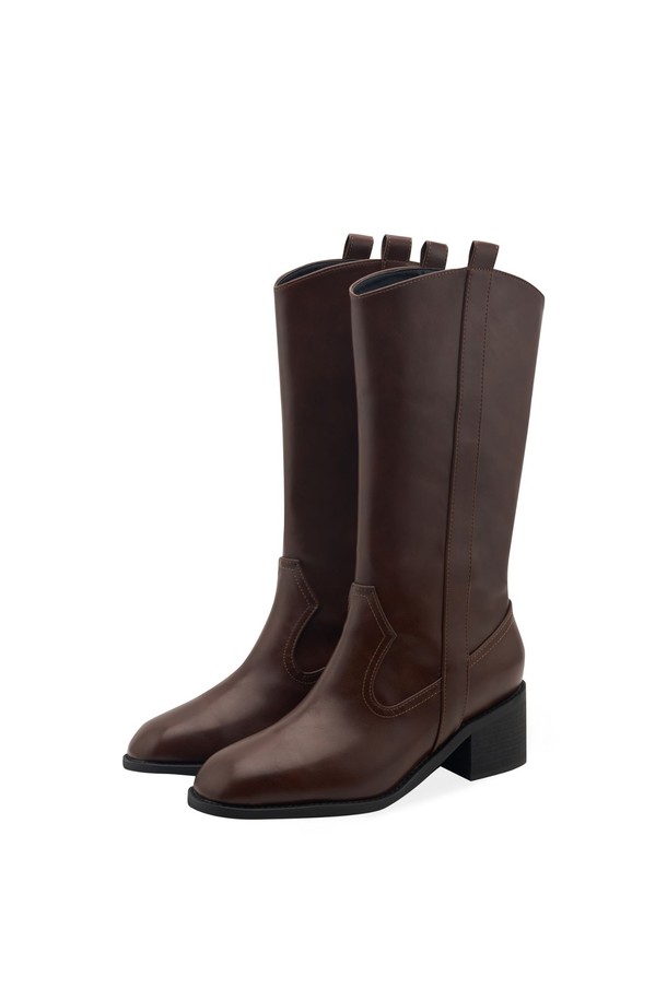 메이 웨스턴 부츠 미들 부츠 5cm -RA8022는 여성스러운 스타일을 연출하는 웨스턴 부츠입니다. 라운드 토 디자인에 5cm 청키힐 굽으로 편안함과 스타일을 동시에 잡았습니다. 브라운, 블랙, 베이지 3가지 색상으로 출시되어 다양한 룩에 매치하기 좋습니다. 합성가죽 소재로 제작되었으며, 미들 부츠 기장과 웨스턴 디테일이 특징입니다. 데이트룩, 카페룩, 출근룩 등 다양한 TPO에 클래식, 미니멀, 캐주얼 스타일을 더해보세요.
