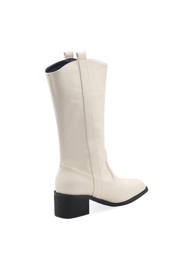 May 웨스턴 부츠 미들 부츠 5cm -RA8022는 여성 고객을 위한 웨스턴 부츠입니다. 라운드 토 디자인에 5.5cm 미들힐 굽으로 제작되어 편안함과 스타일을 동시에 잡았습니다. 가을, 겨울 시즌에 어울리는 이 부츠는 합성가죽과 마이크로파이버 소재로 제작되었으며, 화이트, 브라운, 블랙 3가지 색상으로 만나볼 수 있습니다. 데이트룩, 카페룩, 오피스룩 등 다양한 TPO에 매치하기 좋으며, 클래식, 미니멀, 시크 스타일을 연출하기에 적합합니다. 발볼이 넓은 경우 한 사이즈 크게 주문하는 것을 권장하며, 프리미엄 박스 패키징으로 제공되는 수제작 제품입니다.
