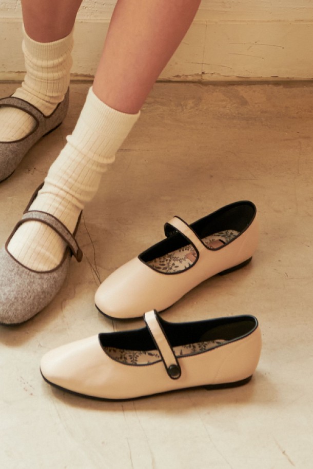 세실(Cecil) 가죽 울 벨벳 메리제인 플랫슈즈 1cm -RA7004는 여성용 신발입니다. 부드러운 가죽, 울, 벨벳 소재로 제작되어 봄, 가을에 착용하기 좋습니다. 라운드 앞코에 스트랩 디자인, 메리제인 탑라인으로 클래식하고 미니멀하며 걸리시한 스타일을 연출합니다. 굽 높이는 1cm의 플랫 타입이며, 베이지 색상을 포함한 7가지 다양한 컬러로 만나보실 수 있습니다. 데이트룩, 모임룩에 포인트를 더해보세요.
