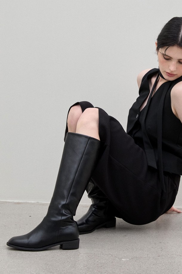 "Ciera 라이딩 롱부츠 3cm -QA8034"는 여성들을 위한 세련된 롱부츠입니다. 아이보리, 브라운, 블랙 세 가지 색상으로 출시되어 다양한 스타일에 매치하기 용이합니다. 스퀘어 토 디자인과 3cm 로우힐 굽은 편안함과 트렌디함을 동시에 선사하며, 합성가죽 소재로 제작되었습니다. 옆면 지퍼로 쉽게 신고 벗을 수 있으며, 무지 패턴과 기본적이고 트렌디한 디자인으로 데이트룩, 카페룩, 모임룩 등 다양한 TPO에 활용 가능합니다. 클래식, 미니멀, 캐주얼 스타일을 즐겨 입는 분들께 추천합니다.
