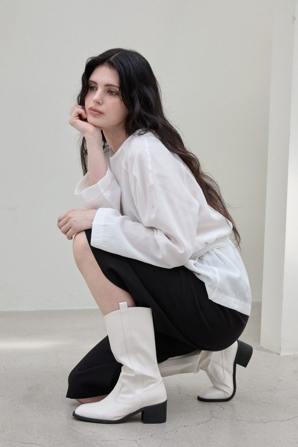 May 웨스턴 부츠 미들 부츠 5cm -RA8022는 여성 고객을 위한 웨스턴 부츠입니다. 라운드 토 디자인에 5.5cm 미들힐 굽으로 제작되어 편안함과 스타일을 동시에 잡았습니다. 가을, 겨울 시즌에 어울리는 이 부츠는 합성가죽과 마이크로파이버 소재로 제작되었으며, 화이트, 브라운, 블랙 3가지 색상으로 만나볼 수 있습니다. 데이트룩, 카페룩, 오피스룩 등 다양한 TPO에 매치하기 좋으며, 클래식, 미니멀, 시크 스타일을 연출하기에 적합합니다. 발볼이 넓은 경우 한 사이즈 크게 주문하는 것을 권장하며, 프리미엄 박스 패키징으로 제공되는 수제작 제품입니다.
