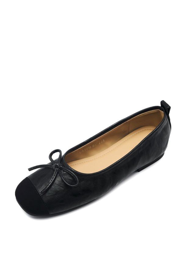 Bow 리본 엘라스틱 스트링 플랫슈즈는 (4가지 색상) 여성용 플랫슈즈입니다. 부드러운 비건 가죽 소재에 스퀘어 토 디자인으로 제작되었으며, 굽 높이는 1.5cm입니다. 라텍스 쿠셔닝 인솔과 유연한 TR 몰드 아웃솔로 편안한 착용감을 제공합니다. 리본 디테일과 전체 스트링 디테일이 특징이며, 데이트룩, 쇼핑룩, 미니멀, 클래식, 캐주얼 스타일에 잘 어울립니다. 봄, 여름, 가을 계절에 맞춰 일상에서 활용하기 좋습니다.
