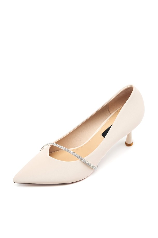 V컷 마우스라인과 크리스탈 장식 디테일이 돋보이는 Jade Oblique Crystal 펌프스 힐은 은은한 광택감과 7cm 미들힐로 여성스러움을 더합니다. 아이보리, 블랙 2가지 색상으로 출시되었으며, 비건 가죽 소재와 TPR 고무창을 사용하여 사계절 내내 편안하게 착용할 수 있습니다. 뾰족코 디자인에 슬립온 스타일로 제작되었으며, 일반 발볼의 여성을 위해 핸드크래프트 방식으로 정교하게 만들어진 펌프스입니다.
