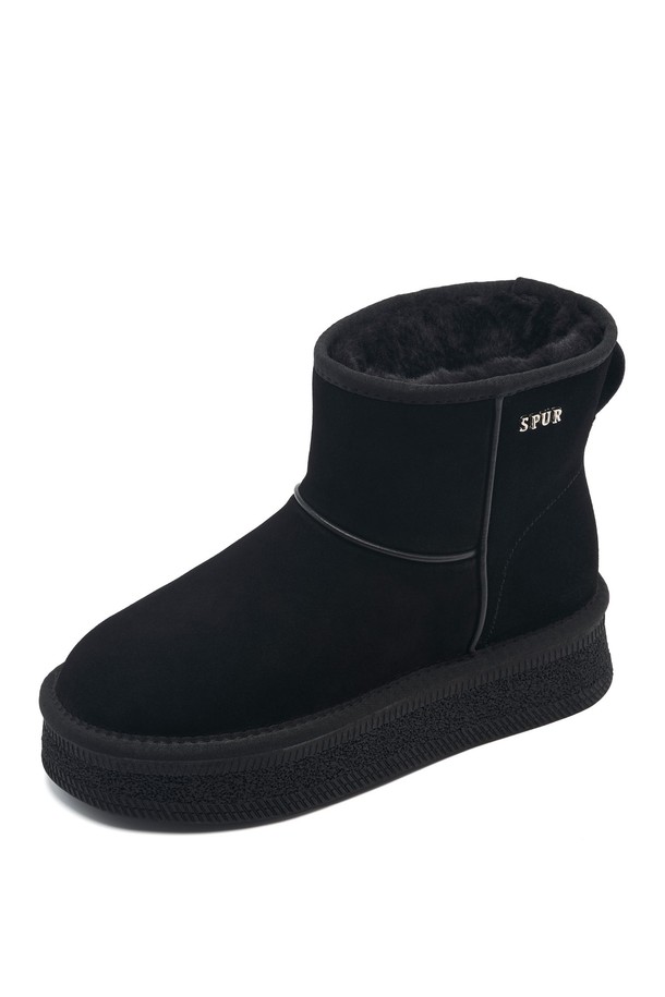 Odleen(오들린) 소가죽 방한 털 미들 부츠 UA9089는 부드러운 소가죽과 스웨이드 소재를 사용하여 겨울철 따뜻함과 스타일을 동시에 잡았습니다. 라운드 토우 디자인과 3.5cm 로우힐 굽으로 편안한 착용감을 선사하며, 안감 전체에 퍼(fur) 소재를 사용하여 뛰어난 보온성을 자랑합니다. 블랙, 카멜, 코코아 세 가지 색상으로 출시되어 겨울 데일리룩, 산책룩, 데이트룩 등 다양한 TPO에 매치하기 좋습니다. 미니멀, 클래식, 캐주얼 스타일을 즐겨 입는 여성분들께 추천하는, 지퍼형으로 간편하게 신고 벗을 수 있는 방한 부츠입니다.
