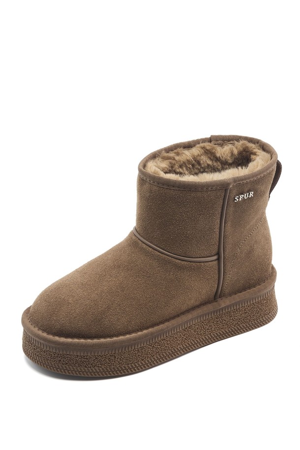 Odleen(오들린) 소가죽 방한 털 미들 부츠 3.5cm -UA9089는 부드러운 소가죽과 따뜻한 퍼 안감으로 겨울철 추위로부터 발을 보호해 줍니다. 라운드 토우 디자인과 3.5cm 미들힐 굽은 편안한 착용감을 선사하며, 캐주얼, 미니멀, 클래식 스타일의 다양한 겨울 데일리룩에 매치하기 좋습니다. 지퍼형으로 신고 벗기 편리하며, TR 고무창과 5mm 라텍스 쿠션 깔창이 편안한 보행을 돕습니다. 카멜, 코코아, 블랙 세 가지 색상으로 출시되어 취향에 맞게 선택 가능합니다.
