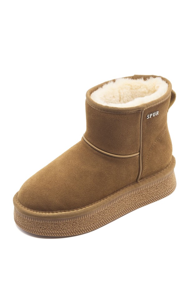 Odleen(오들린) 소가죽 방한 털 미들 부츠 UA9089는 부드러운 소가죽과 따뜻한 퍼 안감으로 겨울철 추위에도 끄떡없는 방한 부츠입니다. 라운드 토우 디자인에 3.5cm 미들힐, 미끄럼 방지 기능의 TR 몰드 아웃솔을 적용하여 편안함과 안정성을 더했습니다. 5mm 라텍스 쿠션 깔창으로 푹신한 착화감을 제공하며, 무지 디자인으로 어떤 스타일에도 잘 어울립니다. 카멜, 코코아, 블랙 3가지 컬러로 출시되어 겨울 데일리룩, 산책룩, 여행룩 등 다양한 TPO에 활용할 수 있습니다. 클래식, 미니멀, 캐주얼 스타일을 즐겨 입는 여성분들께 추천합니다.
